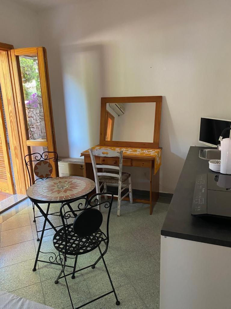 Le Stanze Del Mare Aparthotel Golfo Aranci Quarto foto
